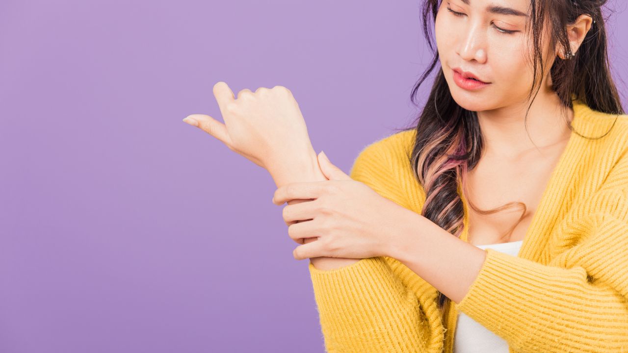 image of a woman in pain with carpal tunnel syndrome
