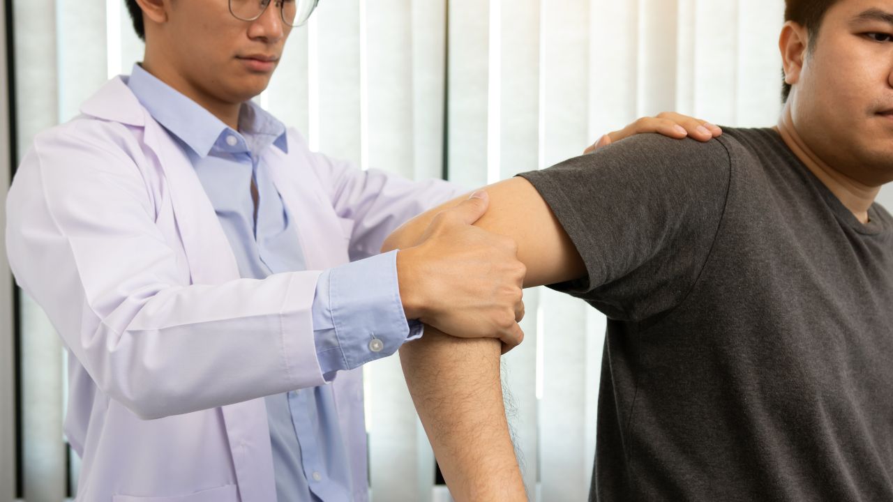 image of a chiropractor treating pain in a patient